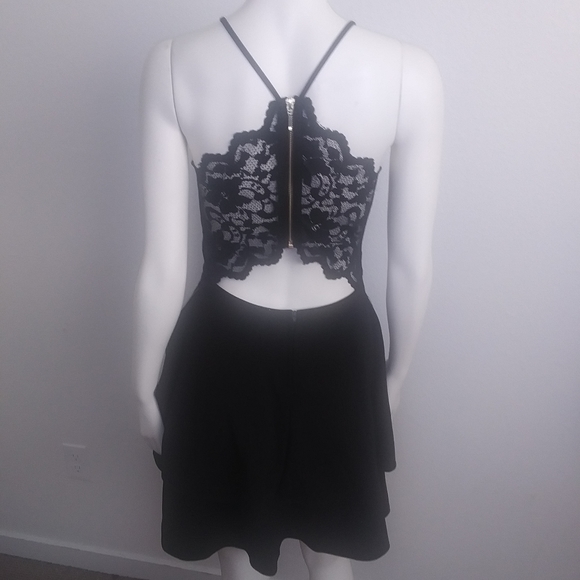 Dress
Juniors' Lace-Back Fit & Flare Dress - Picture 4 of 4